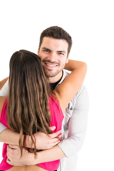 Sorrindo Bom Olhar Latino Homem Abraçando Namorada Contra Fundo Isolado — Fotografia de Stock