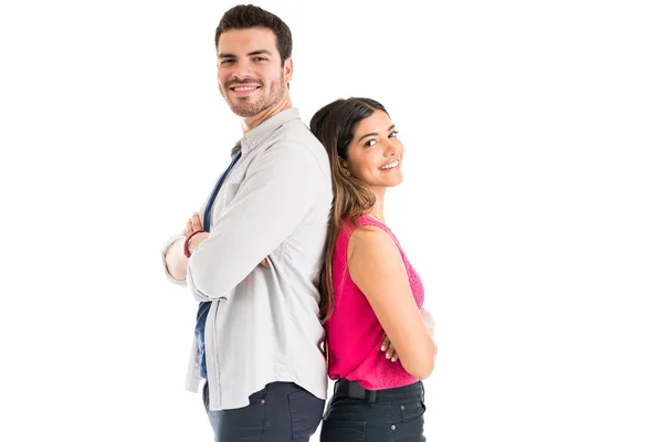 Retrato Parceiros Hispânicos Amorosos Com Braços Cruzados Costas Para Trás — Fotografia de Stock