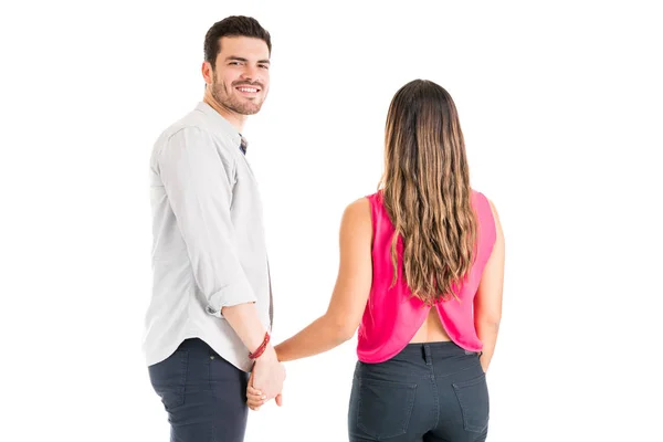 Homem Latino Feliz Segurando Mãos Namorada Enquanto Está Contra Fundo — Fotografia de Stock