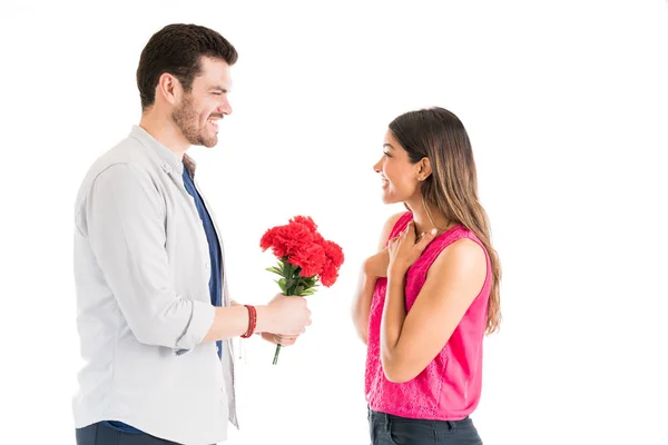 Jovem Alegre Recebendo Buquê Flores Namorado Sorridente Contra Fundo Liso — Fotografia de Stock