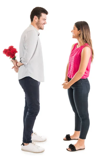 Comprimento Total Homem Bonito Jovem Surpreendendo Sua Namorada Com Buquê — Fotografia de Stock