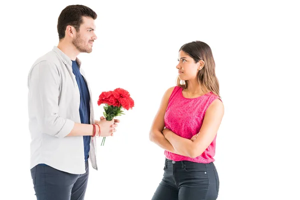 Unimpressionato Giovane Donna Con Braccia Incrociate Guardando Fidanzato Tenendo Bouquet — Foto Stock