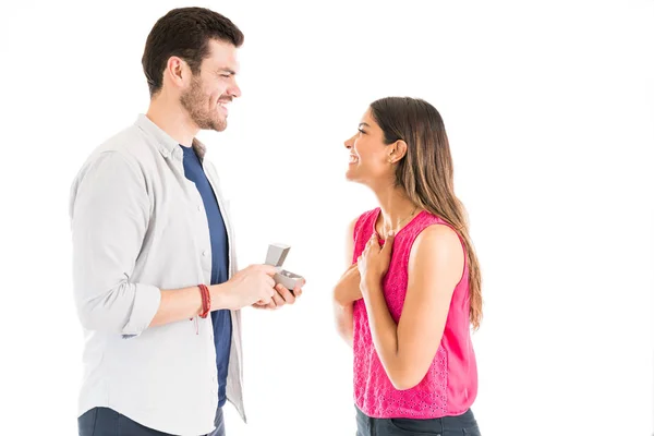 Feliz Namorado Hispânico Propondo Namorada Com Anel Noivado Enquanto Olha — Fotografia de Stock