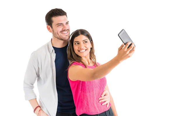 Όμορφη Γυναίκα Λήψη Selfie Όμορφο Φίλο Στο Κινητό Τηλέφωνο Ενώ — Φωτογραφία Αρχείου