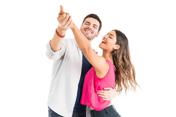 Romantisches Junges Lateinisches Paar Hält Händchen Während Vor Weißem Hintergrund — Stockfoto