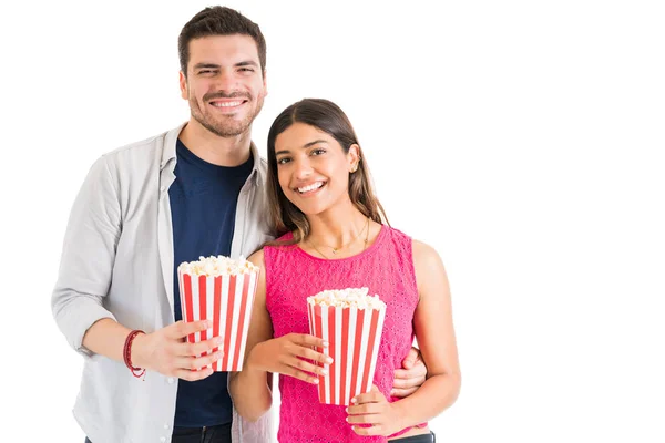 Ung Flickvän Och Pojkvän Innehar Popcorn Medan Gör Ögonkontakt Studion — Stockfoto