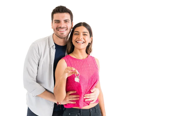 Ritratto Fidanzato Amorevole Fidanzata Piedi Con Chiavi Casa Studio — Foto Stock