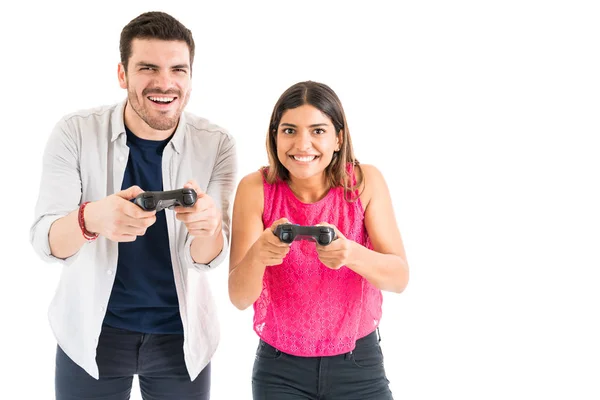 평범한 배경에 비디오 게임을하는 남자와 아름다운 여자의 초상화 — 스톡 사진