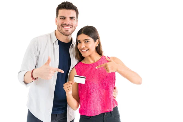 Lateinisches Paar Lächelt Während Auf Kreditkarte Vor Weißem Hintergrund Zeigt — Stockfoto