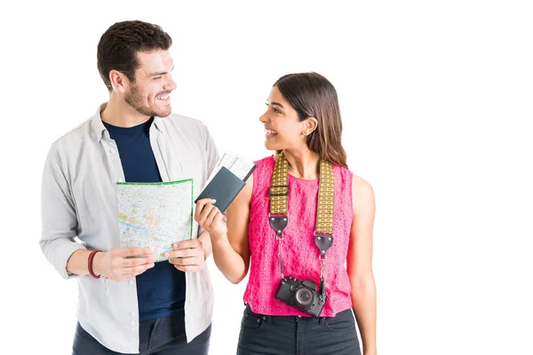 Веселые Молодые Туристы Держащие Карту Паспорт Стоя Обычном Фоне — стоковое фото