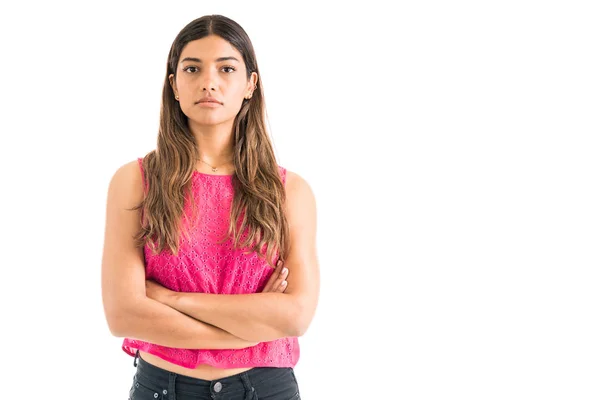 Retrato Bela Jovem Mulher Vestindo Top Rosa Enquanto Com Braços — Fotografia de Stock