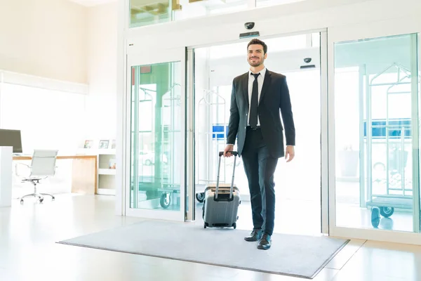 Bonito Homem Negócios Adulto Médio Puxando Bagagem Entrar Lobby Hotel — Fotografia de Stock