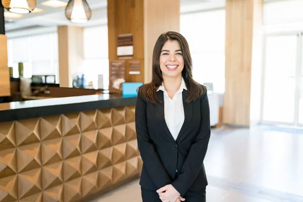 Retrato Una Recepcionista Hispana Sonriente Vestida Traje Negro Mientras Estaba — Foto de Stock