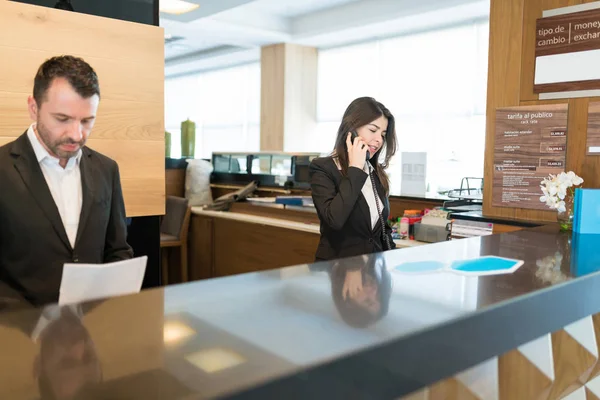 Vrouwelijke Bediende Die Telefoon Beantwoordt Terwijl Hij Door Een Mannelijke — Stockfoto