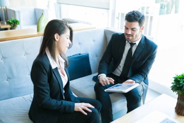 Otelde toplantıda strateji tartışırken çekici işadamı meslektaşım grafik açıklayan