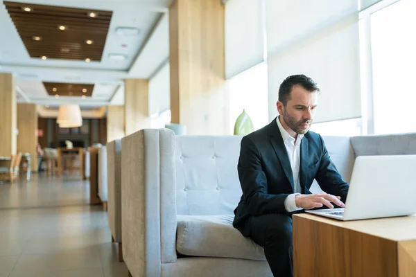 Confident Ceo Preparing Presentation Laptop While Sitting Sofa Hotel — Stock Photo, Image