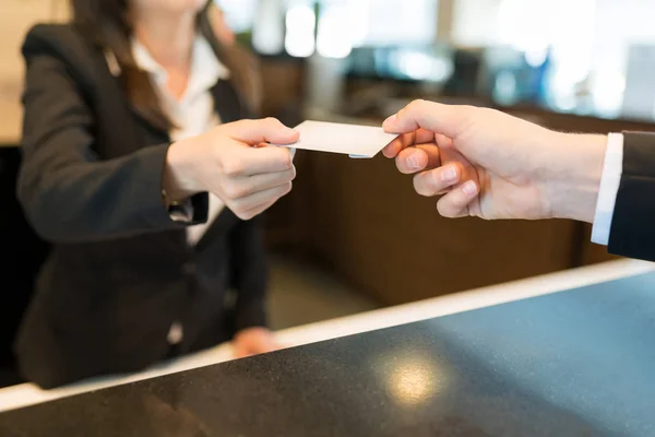 Mittelteil Des Sachbearbeiters Übergibt Kartenschlüssel Geschäftsprofi Der Rezeption Hotel — Stockfoto