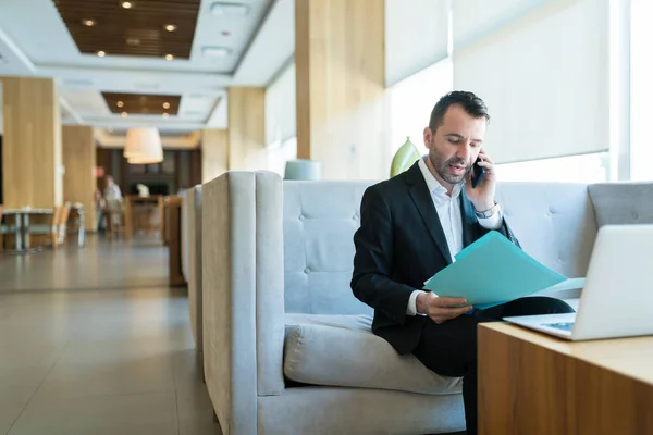 Otel Lobisinde Dosyadan Planı Okurken Yakışıklı Orta Yetişkin Işadamı Çağrı — Stok fotoğraf