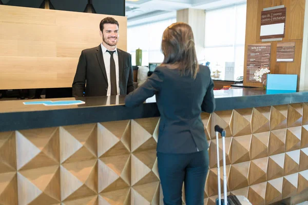 Bonito Gerente Adulto Médio Sorrindo Enquanto Olha Para Empresária Com — Fotografia de Stock