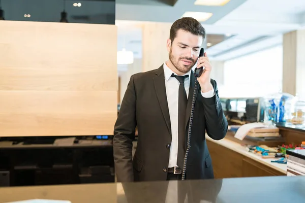 Aantrekkelijke Medewerker Antwoordende Oproep Tijdens Het Bevestigen Van Kamer Boeking — Stockfoto