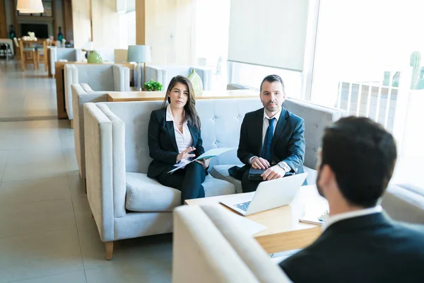 Övertygade Affärskollegor Som Intervjuar Kandidat När Sitter Lobby Hotel — Stockfoto