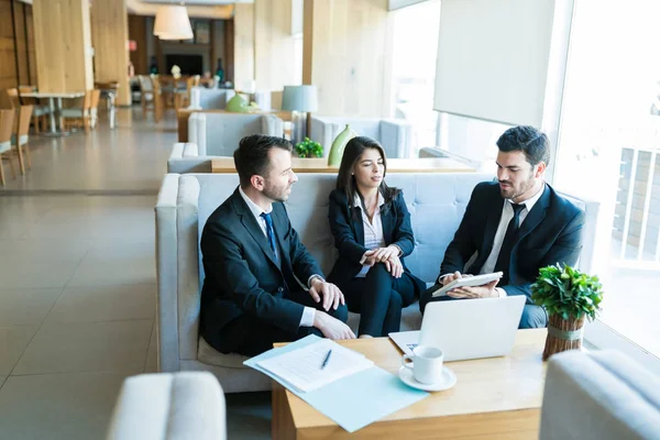 Confident Businessman Showing Data Digital Tablet Entrepreneurs While Discussing Meeting — Stock Photo, Image