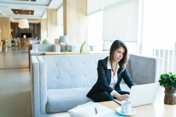 Selbstbewusste Lateinamerikanische Geschäftsfrau Mit Laptop Während Sie Mit Kaffee Und — Stockfoto