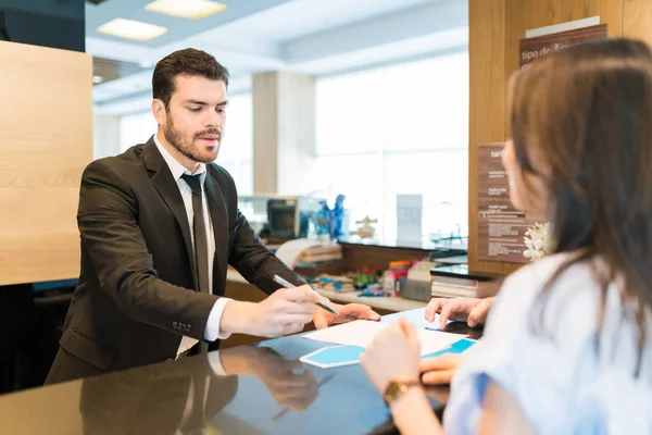 Empleado Latino Asistiendo Recién Casados Formulario Reserva Llenado Mostrador Vestíbulo — Foto de Stock