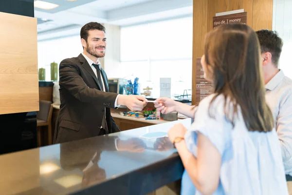 Recepcionista Confiante Dando Chave Cartão Para Homem Por Mulher Recepção — Fotografia de Stock