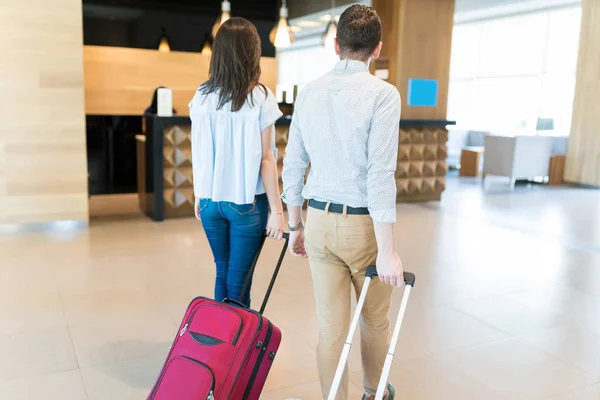 Achteraanzicht Van Mid Adult Couple Huwelijksreis Trek Bagage Terwijl Hotel — Stockfoto