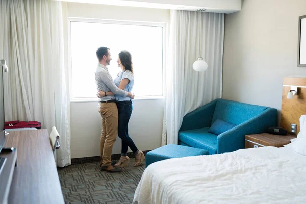 Romantische Hispanic Man Vrouw Omarmen Terwijl Staande Door Raam Hotelkamer — Stockfoto