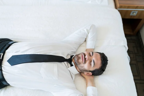 Goed Uitziende Mid Adult Hispanic Professional Liggend Bed Het Nemen — Stockfoto