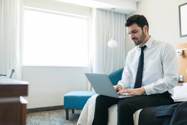 Drukke Mid Volwassen Zakenman Krijgt Wat Werk Gedaan Met Laptop — Stockfoto