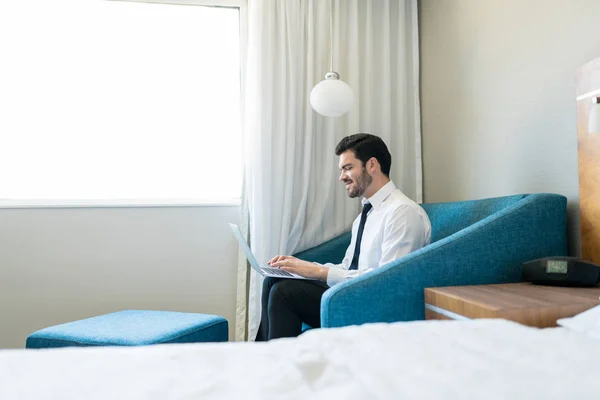 Чоловічі Професійні Формати Носіння Використовують Ноутбук Сидячи Дивані Готельному Номері — стокове фото