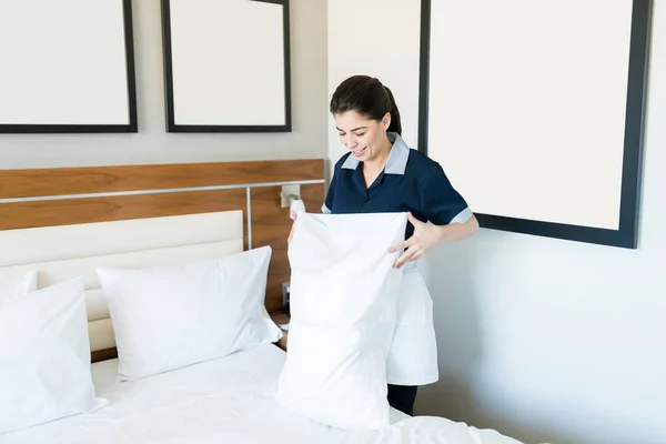 Lächelnd Mitten Erwachsenen Zimmermädchen Das Kissenbezüge Hotelzimmer Wechselt — Stockfoto