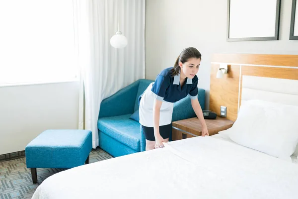 Mid Adult Latin Huishoudster Setting White Sheet Bed Hotelkamer — Stockfoto