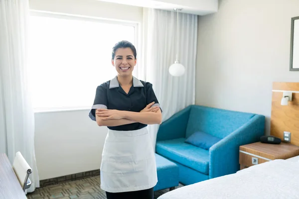 Portret Van Glimlachend Mid Adult Housekeeping Attendant Dragen Schort Staande — Stockfoto