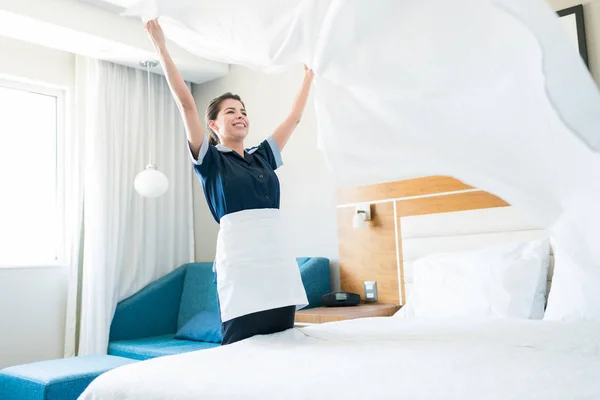 Glimlachend Goed Uitziende Kamer Meisje Veranderende Bedkleren Hotelkamer — Stockfoto