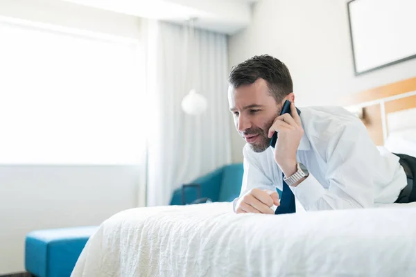 Mid Volwassen Mannelijke Ondernemer Praten Mobiele Telefoon Terwijl Rusten Bed — Stockfoto