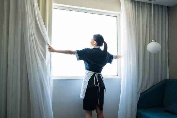 Vrouwelijke Schoonmaak Kamer Openingsvenster Gordijnen Hotelkamer — Stockfoto