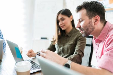 Profesyonel ekip ofiste masada dizüstü bilgisayar proje analiz