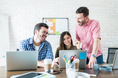 Erkek ve kadın iş halkı çalışma alanında toplantı laptop üzerinden iletişim