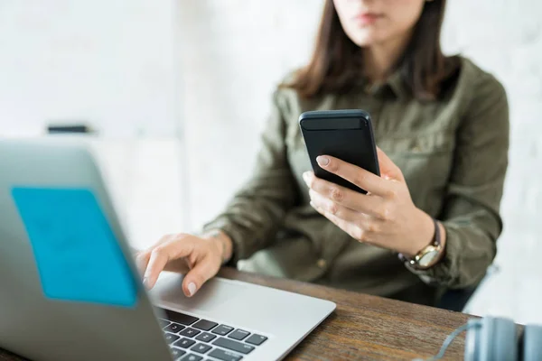 Mujer Ejecutiva Negocios Multitarea Con Teléfono Celular Portátil Escritorio Oficina — Foto de Stock