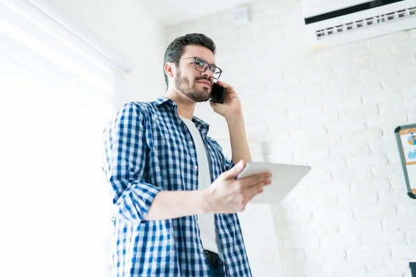 Homme Professionnel Parlant Sur Téléphone Mobile Tout Utilisant Une Tablette — Photo