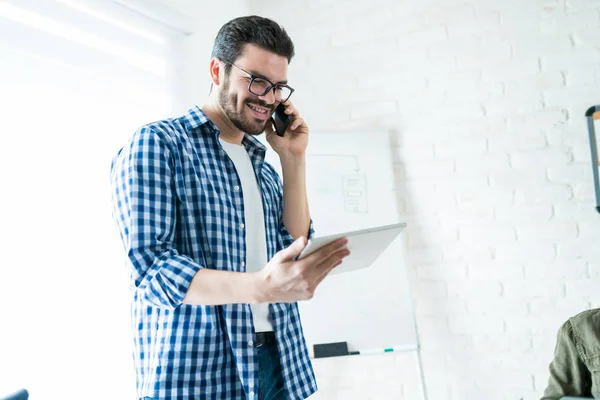 Knappe Latijnse Zakenman Bespreekt Digitale Tablet Smartphone Kantoor — Stockfoto