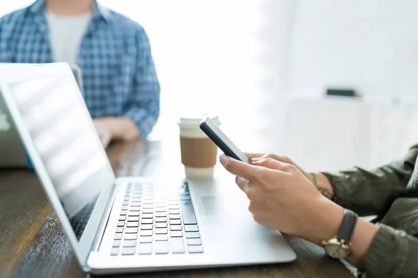 Geschäftsfrau Nutzt Laptop Während Sie Schreibtisch Büro Auf Dem Smartphone — Stockfoto