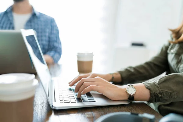 Unternehmerin Nutzt Laptop Schreibtisch Bei Der Arbeit Mit Bürokollegin — Stockfoto