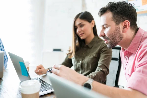 Professionellt Team Analysera Projekt Laptop Skrivbordet Office — Stockfoto