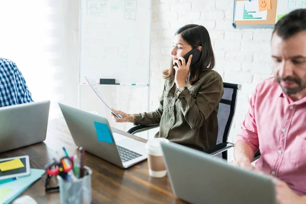 Spansktalande Kvinnliga Entreprenör Pratar Mobiltelefon Medan Läser Dokument Skrivbordet Office — Stockfoto