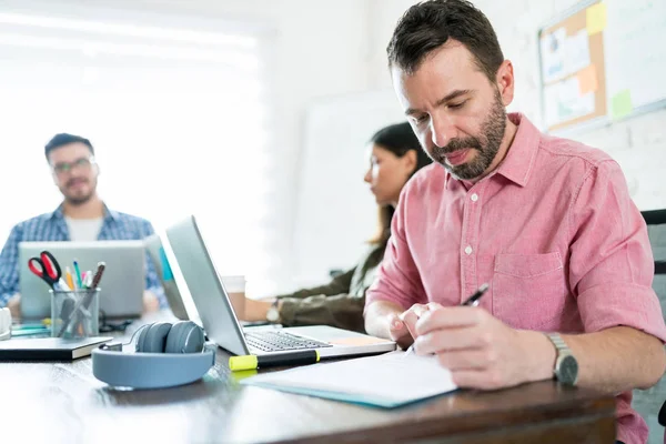 Homme Affaires Adulte Préparant Document Bureau Avec Des Collègues Arrière — Photo